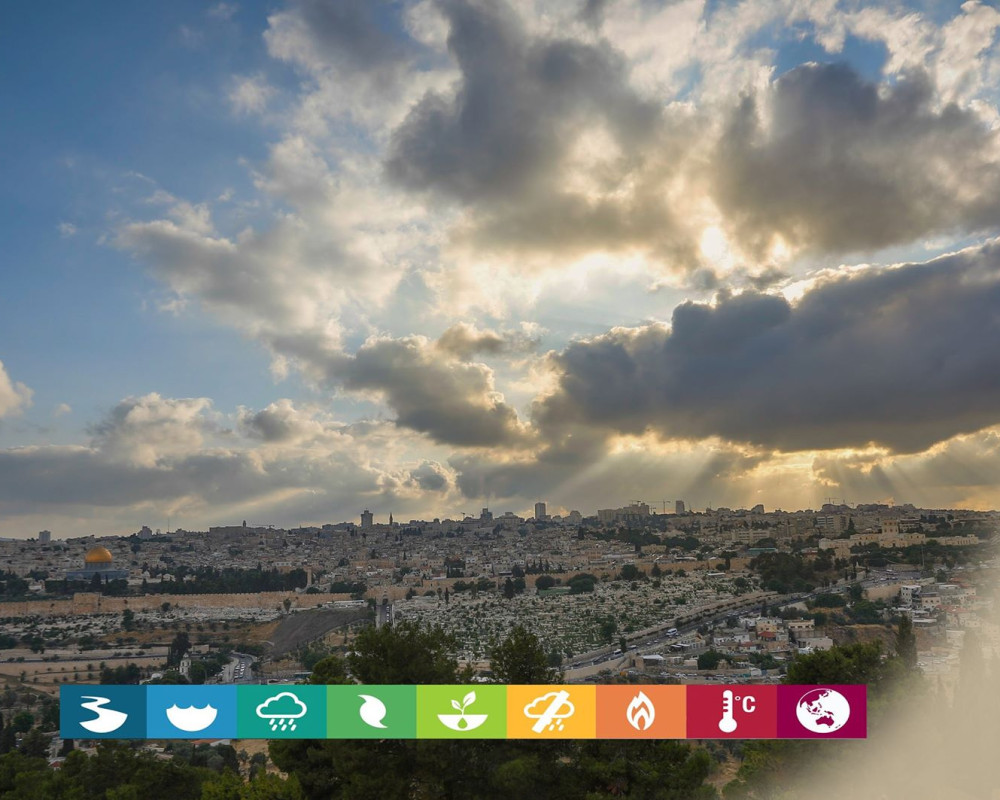 الطقس: أجواء معتدلة في المناطق الجبلية وحارة في بقية المناطق الطقس: أجواء معتدلة في المناطق الجبلية وحارة في بقية المناطق