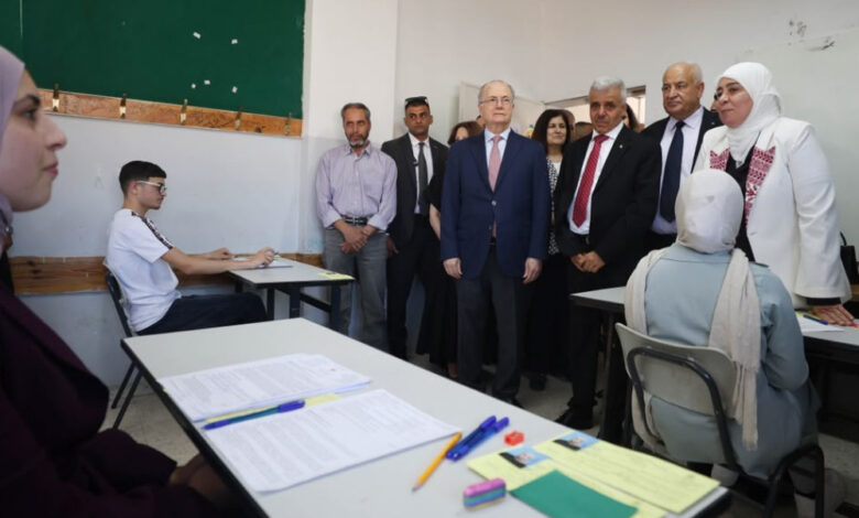 رئيس الوزراء يطلق امتحان الثانوية العامة من قريتي المغير وأبو فلاح رئيس الوزراء يطلق امتحان الثانوية العامة من قريتي المغير وأبو فلاح