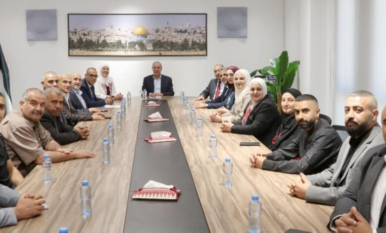 الشيخ يبحث مع رؤساء المجالس البلدية في دورا ودير سامت وبيت عوا سبل تعزيز دور الهيئات المحلية الشيخ يبحث مع رؤساء المجالس البلدية في دورا ودير سامت وبيت عوا سبل تعزيز دور الهيئات المحلية