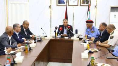 وزير الداخلية الأردني يتفقد جسر الملك حسين وسط شكاوى من أزمة السفر