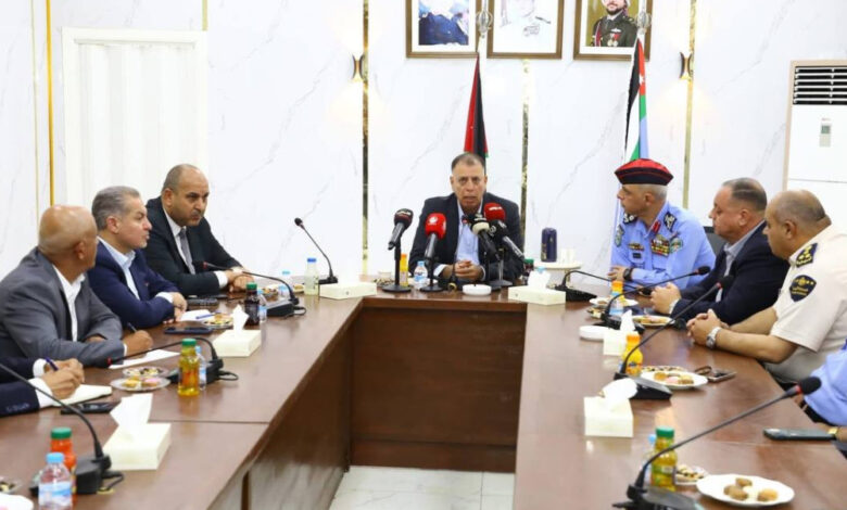 وزير الداخلية الأردني يتفقد جسر الملك حسين وسط شكاوى من أزمة السفر