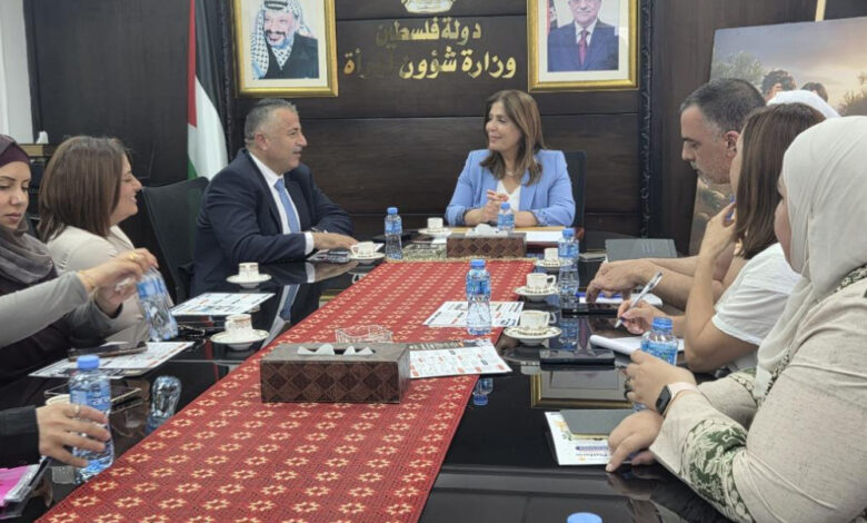 الخليلي تؤكد أهمية الشراكة مع الهيئات المحلية في تعزيز التمكين الاقتصادي للنساء الخليلي تؤكد أهمية الشراكة مع الهيئات المحلية في تعزيز التمكين الاقتصادي للنساء