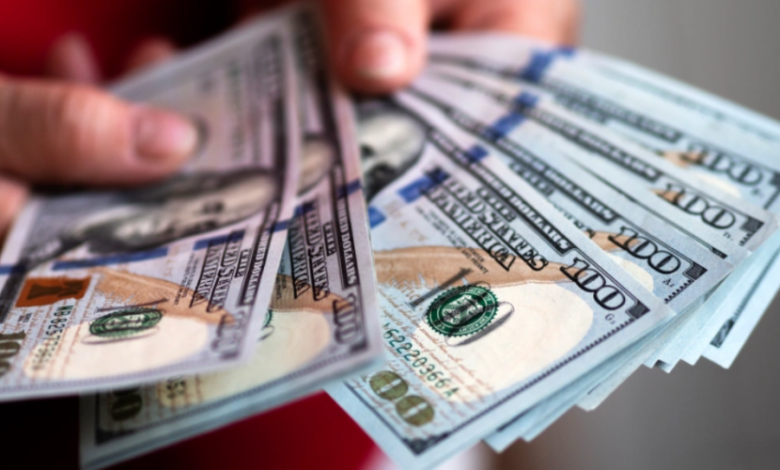 الدولار يقترب من أدنى مستوى في 10 أيام