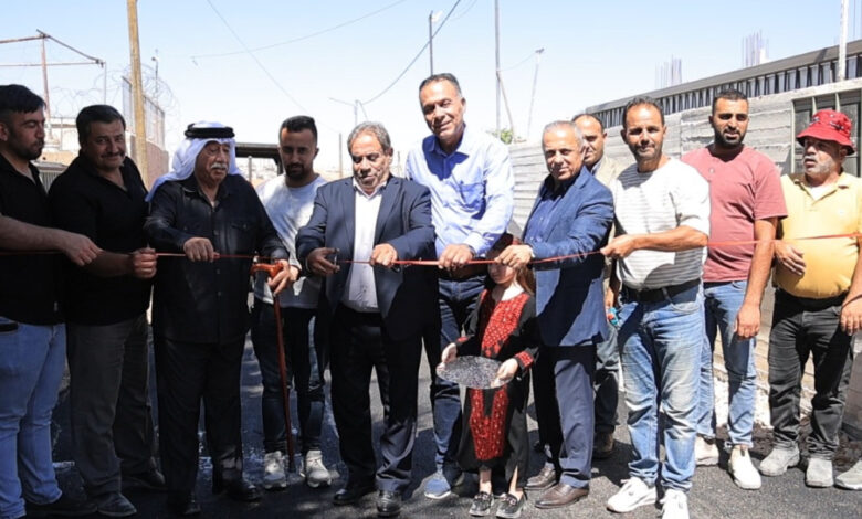 بمبادرة مجتمعية وتعاون مع المجلس : سكان احدى مناطق خلايل اللوز يعبدون شارع بطول ٦٥٠ متر ويفتتحونه مع المحافظ شاهد بمبادرة مجتمعية وتعاون مع المجلس : سكان احدى مناطق خلايل اللوز يعبدون شارع بطول ٦٥٠ متر ويفتتحونه مع المحافظ شاهد