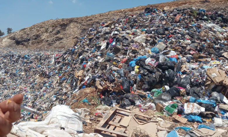 الاحتلال يعتقل سائق شاحنات جمع النفايات وعدد من عمال مكب الخنيدق في بيت عنان شال القدس