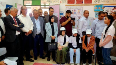 وفد حكومي يتفقد قرية أم صفا ويعلن حزمة تدخلات لتعزيز صمودها وخدماتها الأساسية