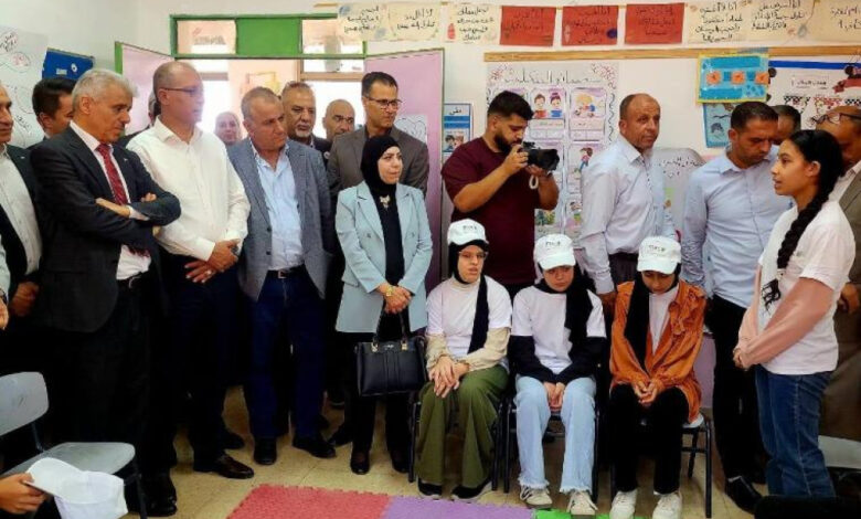 وفد حكومي يتفقد قرية أم صفا ويعلن حزمة تدخلات لتعزيز صمودها وخدماتها الأساسية وفد حكومي يتفقد قرية أم صفا ويعلن حزمة تدخلات لتعزيز صمودها وخدماتها الأساسية