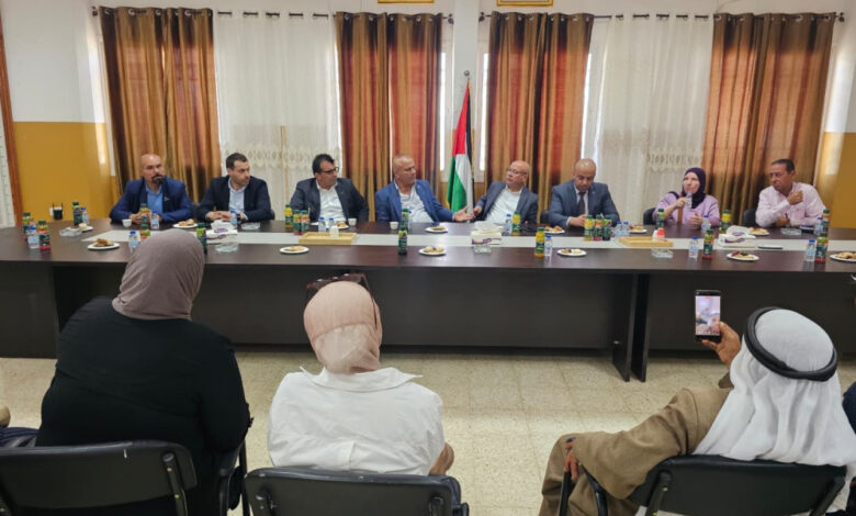 أبو هولي يبحث في لقاء موسع بمخيم عقبة جبر آليات تعزيز صمود اللاجئين في المخيمات وتحسين الخدمات الأساسية من الاونروا أبو هولي يبحث في لقاء موسع بمخيم عقبة جبر آليات تعزيز صمود اللاجئين في المخيمات وتحسين الخدمات الأساسية من الاونروا
