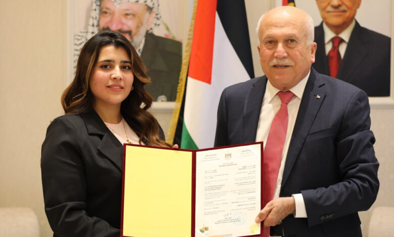 العامور يُسلّم شهادة براءة اختراع لمنهجية مبتكرة في إنشاء مناطق التخطيط والتطوير المشترك العامور يُسلّم شهادة براءة اختراع لمنهجية مبتكرة في إنشاء مناطق التخطيط والتطوير المشترك