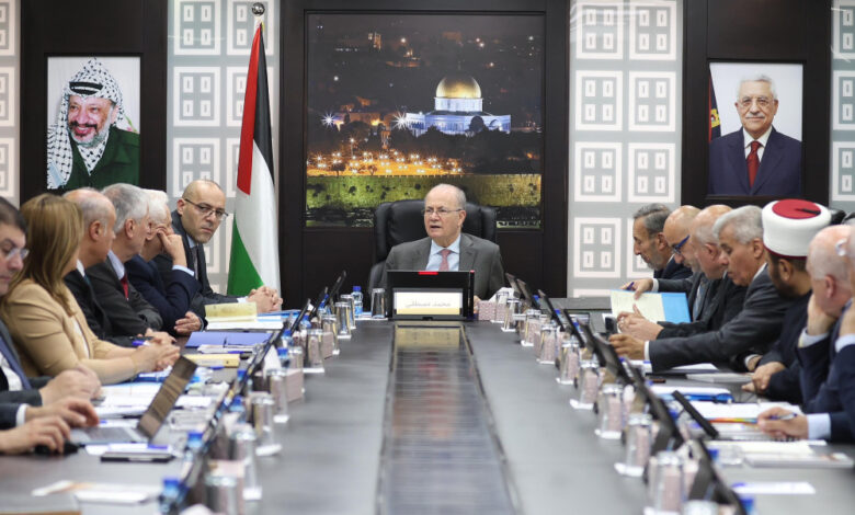 مجلس الوزراء يبحث وسائل تسريع العمل على معالجة أزمة المحروقات وتكدس الشيقل بفعل إجراءات الاحتلال مجلس الوزراء يبحث وسائل تسريع العمل على معالجة أزمة المحروقات وتكدس الشيقل بفعل إجراءات الاحتلال