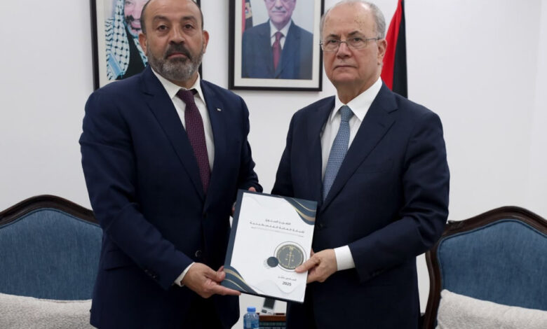 رئيس الوزراء يتسلم التقرير السنوي للنيابة العامة لعام 2025 رئيس الوزراء يتسلم التقرير السنوي للنيابة العامة لعام 2025