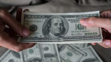 الدولار يتراجع بعد تباطؤ التضخم في أمريكا